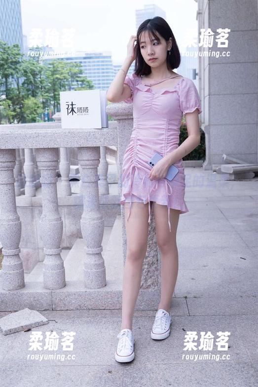 袜啵啵-糯米 袜啵啵 - 黑白美甲的冷艳与裸足的温柔,糯米最新图包更新!