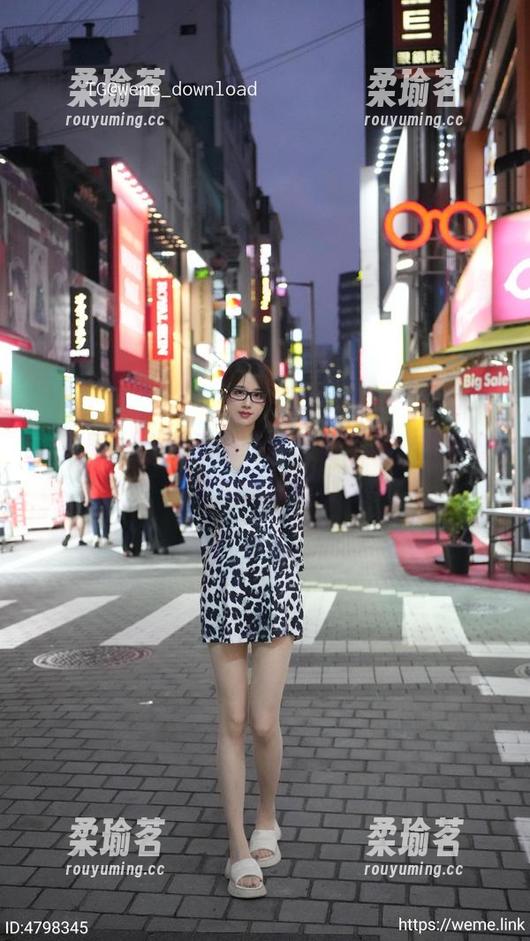 轩子巨二兔 微密圈 - 当女王遇上轩子巨二兔:写真集里藏着的秘密