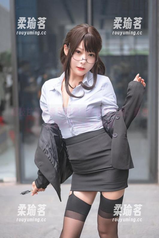 香草喵露露 杨枝甘露与香草喵露露的奇幻之旅:紫色外套图片合集大揭秘