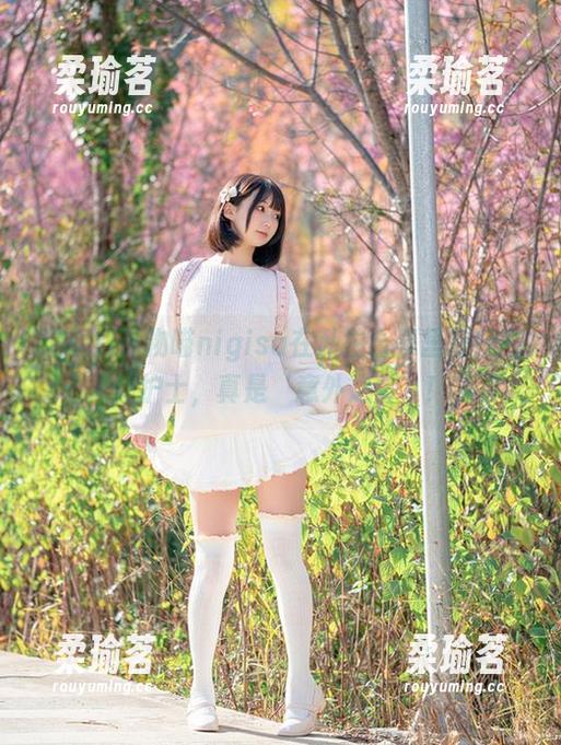没想到魔物喵nigisa在私拍合集里扮演白丝护士，真是‘意外之喜’！