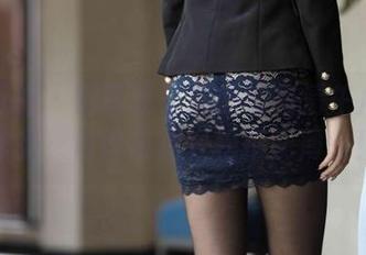 魔镜街拍 – 别错过！婷婷的高清午后休闲作品，包臀灰裙轻松搭配薄丝！