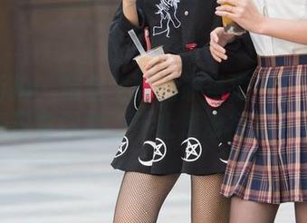 魔镜街拍 – 销售主管的职场浪漫：婷婷的免费日常图集，不止是粉裙那么简单