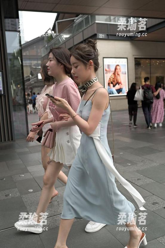 魔镜街拍-萌宝儿 魔镜街拍 - 萌宝儿的巴黎梦:商业广场中的包臀裙肉丝,哈哈镜下的高清分享!