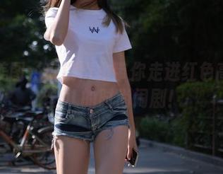 私房美图：魔镜街拍带你走进红色高跟肉丝OL的时尚闹剧！