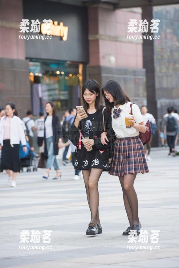 魔镜街拍 魔镜街拍:看灰蓝瑜伽裤小姐姐如何用私拍原图让你心动不已!