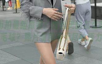 魔镜街拍最新推荐：肉丝美腿怎么能不打羽毛球？照片里藏着无尽的活力。