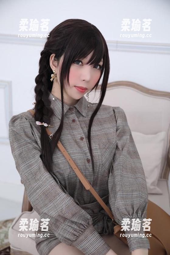 鹿野希 薪水不高?看看鹿野希的丝袜OL图包,心情立马UP!